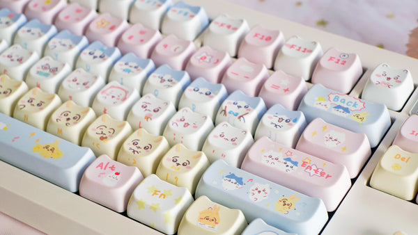 Kawaii Chiikawa Keycap Set 140 Keys – Cute PBT Keycaps in MAO Profile for Cherry MX Mechanical Keyboards – Perfect Kawaii Gift