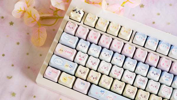 Kawaii Chiikawa Keycap Set 140 Keys – Cute PBT Keycaps in MAO Profile for Cherry MX Mechanical Keyboards – Perfect Kawaii Gift